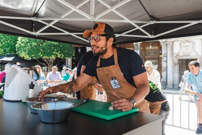Ray Reyes (Lima Café), cocinando zamburiñas con salsa de tigre a la cereza.