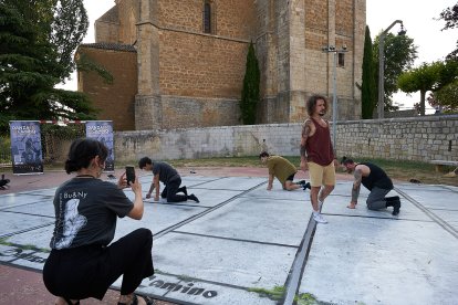 Un suelo de linóleo especial para danza y un equipo de sonido e iluminación inalámbrico permiten adaptar cualquier espacio para la creación artística.