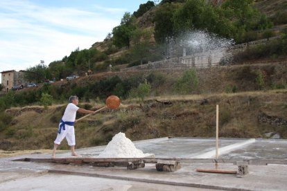 Las salinas conservan parte de su actividad en Poza.