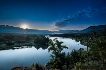 'Amanecer' en el embalse de Sobrón.