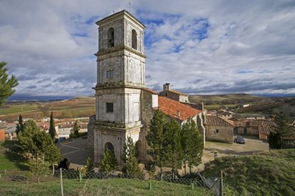 Iglesia parroquial de San Pedro Apóstol con su torre neoclásica del S.XVIII.