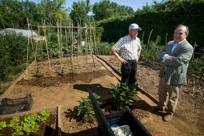 El concejal de Mayores, Fernando Martínez Acitores, visitó las instalaciones de Fuentes Blancas.