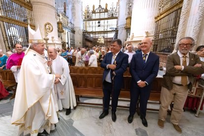 Iceta saluda a los concejales Juan Manuel Manso, Ángel Manzanedo y José María Romo.