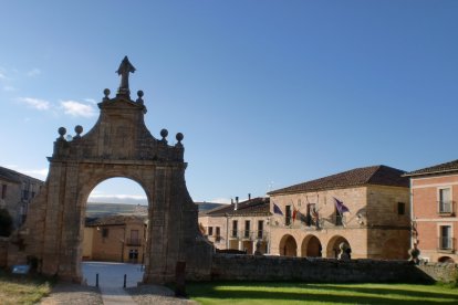 Una de las puertas de entrada de la antigua muralla de Sasamón.