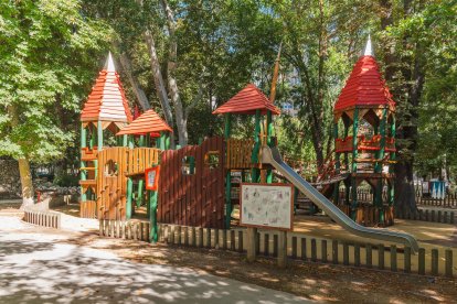 Zona de juegos infantiles en el parque de la Isla.