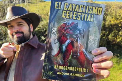 Andoni Garrido, con un ejemplar de su primera novela.