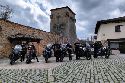 Integrantes de un club motero, de escapada en Covarrubias.