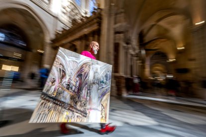 Fran Herreros, con una de sus obras, en la Catedral.