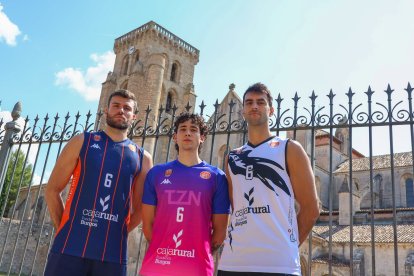 Vilá, Pacheco y Alonso, con las tres camisetas.