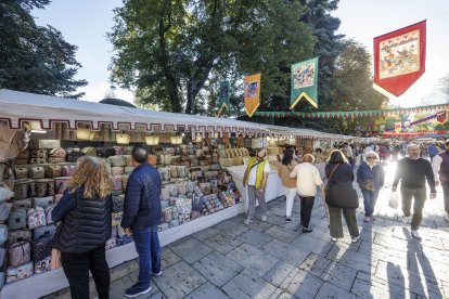 Todos los puestos se engalanan para recibir a los visitantes.