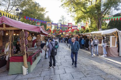 Todos los puestos se engalanan para recibir a los visitantes.