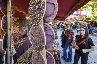 Todos los puestos se engalanan para recibir a los visitantes.