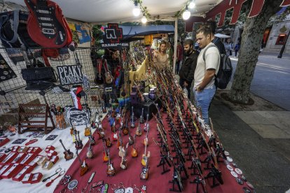 Todos los puestos se engalanan para recibir a los visitantes.