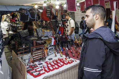 Todos los puestos se engalanan para recibir a los visitantes.