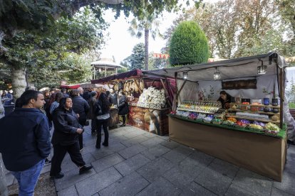 Todos los puestos se engalanan para recibir a los visitantes.