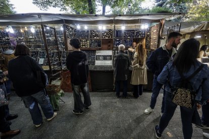 Todos los puestos se engalanan para recibir a los visitantes.