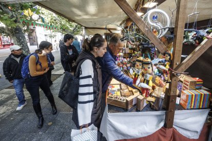 Todos los puestos se engalanan para recibir a los visitantes.