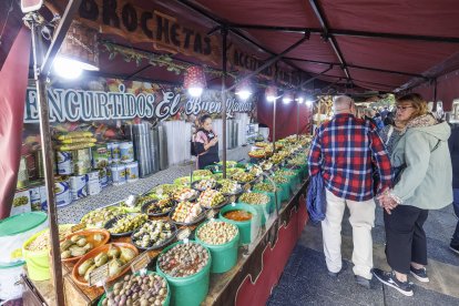 Todos los puestos se engalanan para recibir a los visitantes.