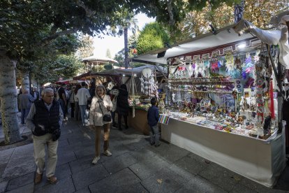 Todos los puestos se engalanan para recibir a los visitantes .