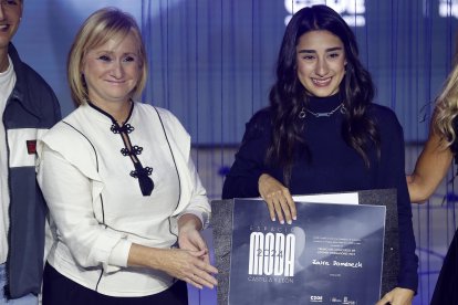 Zaira Domenech ganó el Concurso de Joven Diseñador con un abrigo de formas asimétricas.