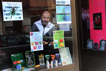 El cannabis como medicina para paliar enfermedades crónicas, en la imagen el propietario de la tienda La bruja del CBD, Andrés Luis Rodriguez, dedicado a la venta de productos elaborados con cannabis mediciinal