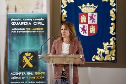 La consejera de Educación, Rocío Lucas, y el delegado del Gobierno, Nicanor Sen, y el general de Brigada Jefe de la Guardia Civil de Castilla y León, José Antonio Fernández de Luz, presentan la VI edición de Ciberliga en modalidad pre-amateur, una iniciativa de la Guardia Civil orientada a la difusión de cultura de ciberseguridad.