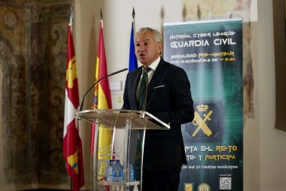 La consejera de Educación, Rocío Lucas, y el delegado del Gobierno, Nicanor Sen, y el general de Brigada Jefe de la Guardia Civil de Castilla y León, José Antonio Fernández de Luz, presentan la VI edición de Ciberliga en modalidad pre-amateur, una iniciativa de la Guardia Civil orientada a la difusión de cultura de ciberseguridad.