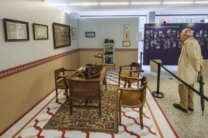 La muestra recrea con elementos originales un despacho médico de las primeras décadas del siglo pasado.