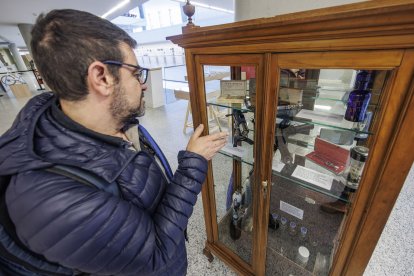 Los materiales provienen de donaciones de facultativos particulares, familiares de médicos y del Complejo Asistencial Universitario de Burgos.