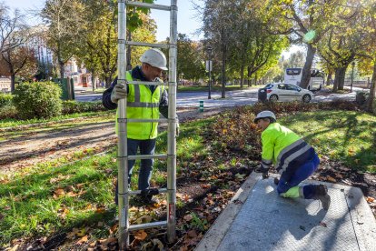 Recorremos con dos empleados de Aguas de Burgos uno de los puntos de desbordamiento de la red al río Arlanzón.
