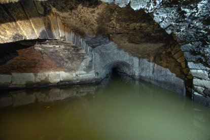 Así se encuentra la red de saneamiento en uno de los puntos de desbordamiento al río Arlanzón, en la capital burgalesa.