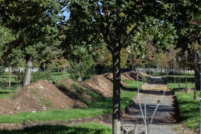Los nuevos caminos para transitar por el parque de El Parral han comenzado a trazarse por parte de la empresa adjudicataria de las obras.