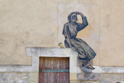 Mujer mirando al horizonte, en Marmellar de Arriba.