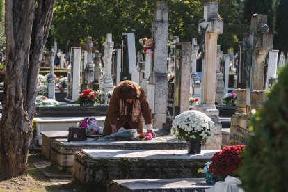 Recuerdos y flores llenan el camposanto que vivió una jornada de sol.