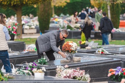 Recuerdos y flores llenan el camposanto que vivió una jornada de sol.