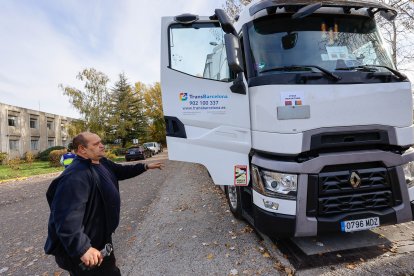 Uno de los camiones, rotulado con el mensaje de ayuda humanitaria y las banderas de Burgos y Valencia.