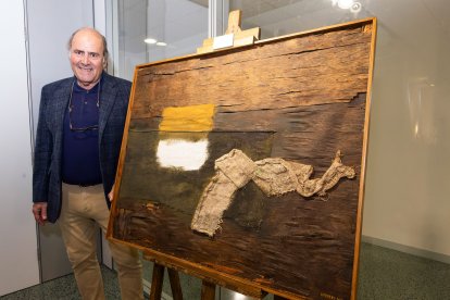 José Herrero muestra una de sus creaciones artísticas que se pueden ver en el HUBU.
