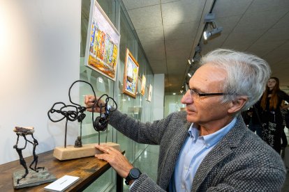 Jesús de la Gándara ha legado a la muestra dos de sus esculturas.
