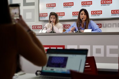 La secretaria de Mujeres, Igualdad y Políticas Sociales de CCOO Castilla y León, Yolanda Martín, y la coordinadora del servicio de asesoramiento e igualdad (SAI), Elena Pinilla, presentan una campaña sobre corresponsabilidad.