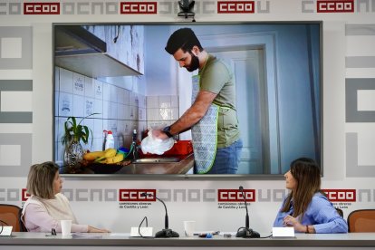 La secretaria de Mujeres, Igualdad y Políticas Sociales de CCOO Castilla y León, Yolanda Martín, y la coordinadora del servicio de asesoramiento e igualdad (SAI), Elena Pinilla, presentan una campaña sobre corresponsabilidad.