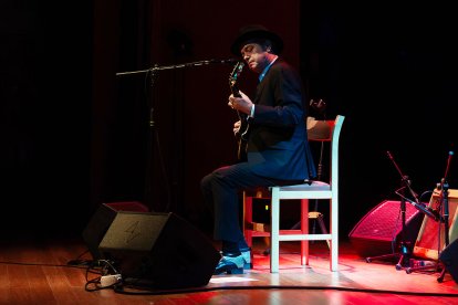 Auserón, guitarra y voz sobre el escenario del auditorio elcírculo.