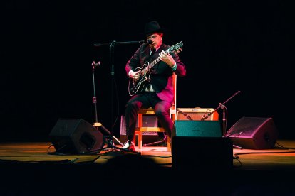 Santiago Auserón encandiló al público burgalés con su genialidad y maestría.