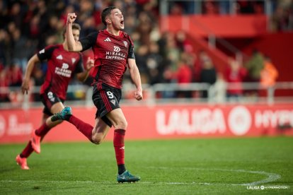 Alberto Reina celebra el gol que a la postre le otorgó la victoria al Mirandés.