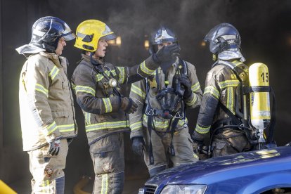 Los bomberos, durante su intervención en el Xtreme 2.