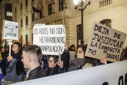 Manifestantes en la plaza de Mío Cid con motivo del 25N.