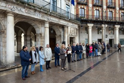 Minuto de silencio institucional en la Plaza Mayor por el asesinato de una mujer en Sevilla.