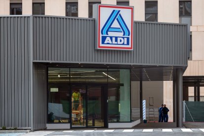 Los trabajadores ultiman los últimos arreglos antes de iniciar la colocación de los productos a la venta.