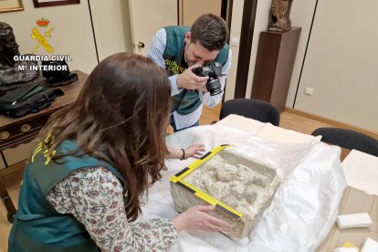 Tras las investigaciones realizadas por los agentes de Unidad Central Operativa (UCO) de la Guardia Civil, el relieve se pudo intervenir cautelarmente.