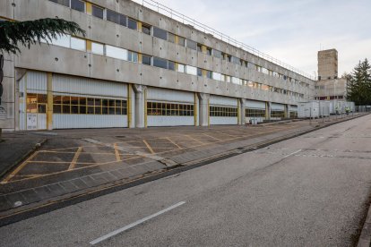Obras en el edificio sede de la Policía Local y Bomberos de Burgos, desde la parte trasera, en esta imagen son visibles los agujeros de la fachada.