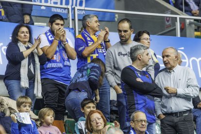 Imagen de aficionados en el partido entre el Silbö San Pablo Burgos y el Menorca.